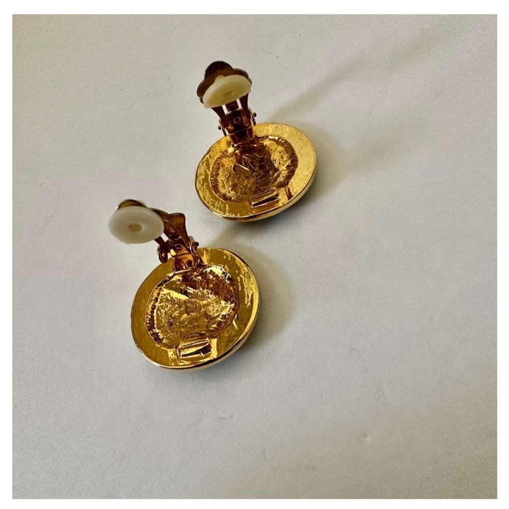 Black and gold tone leopard clip on earrings - Picture 5 of 6